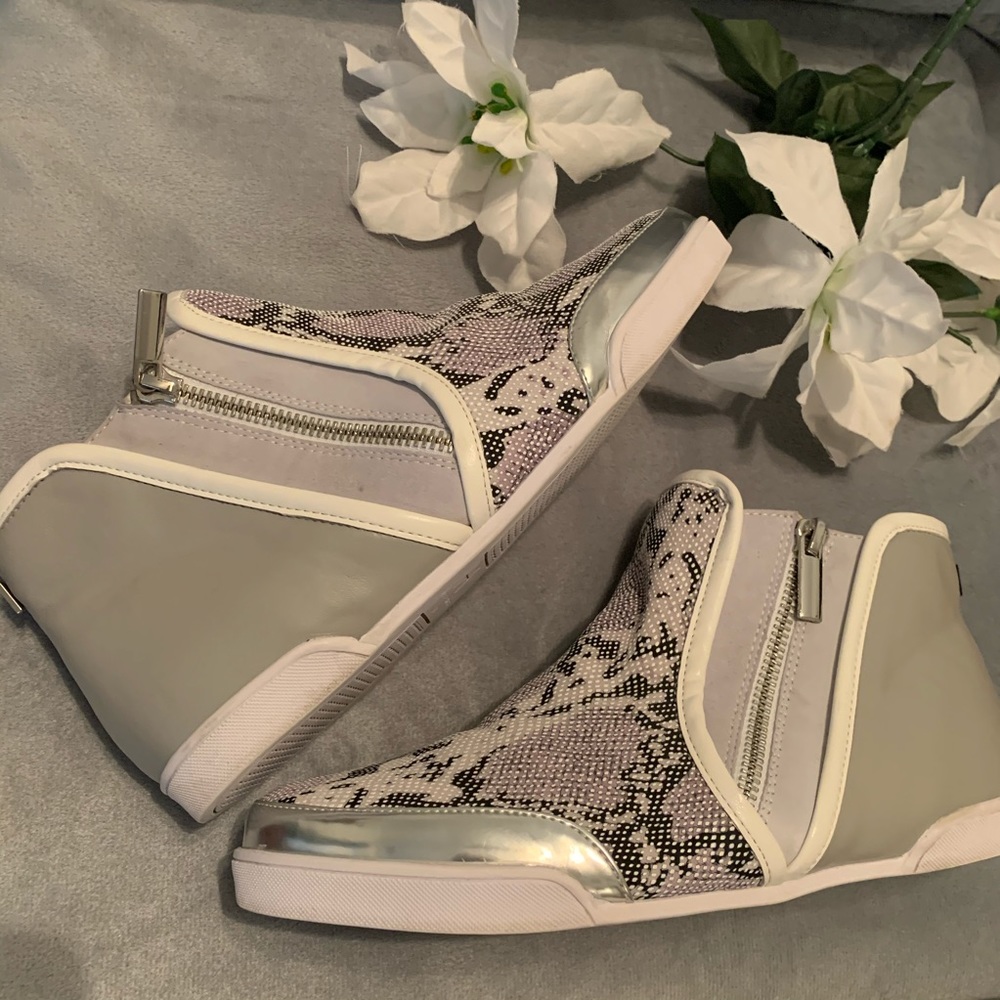 Butterfly Twists Sneakers (Alexis).